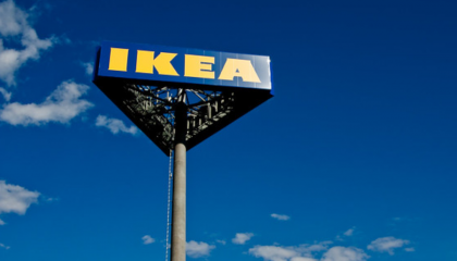 IKEA logo op paal met blauwe lucht