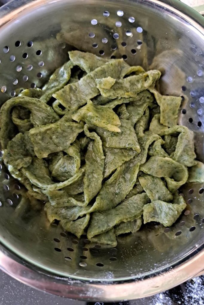 Verse brandnetelpasta in een vergiet.