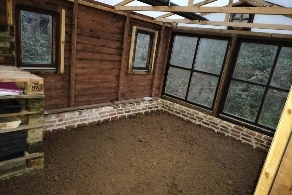 Bij gebrek aan ramen koos Marijke ervoor om de noordkant van haar serre op te bouwen met panelen van een oud tuinhuis.
