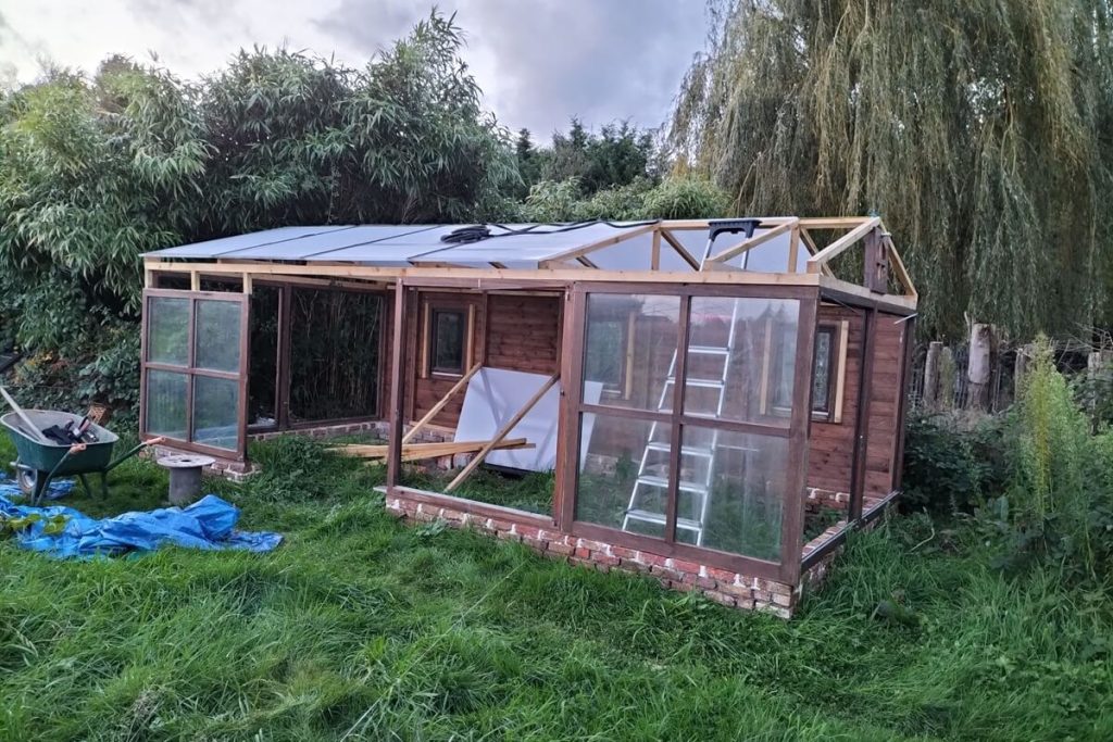 Het dak van de serre werd gebouwd met oude verandapanelen.