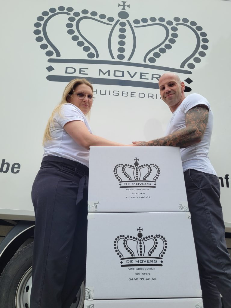 Zaakvoerders van De Movers met verhuisdoos, verhuisbedrijf in Antwerpen