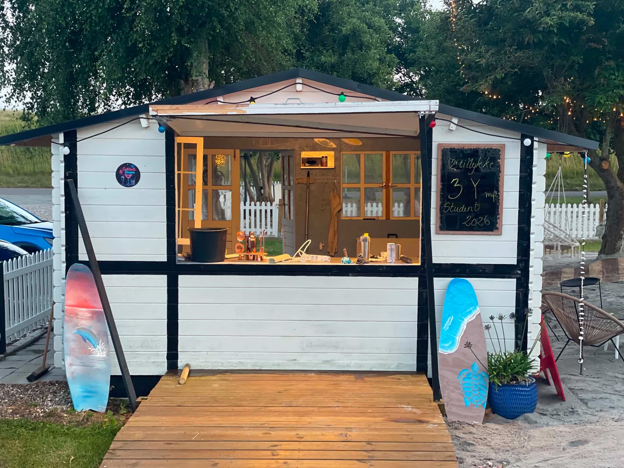 Pop-up Beach Bar med surfbrætter og åben bar
