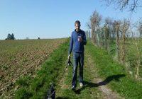 Finde das GPS Leckerli. Mann mit Hund an der Leine und Handy in der Hand