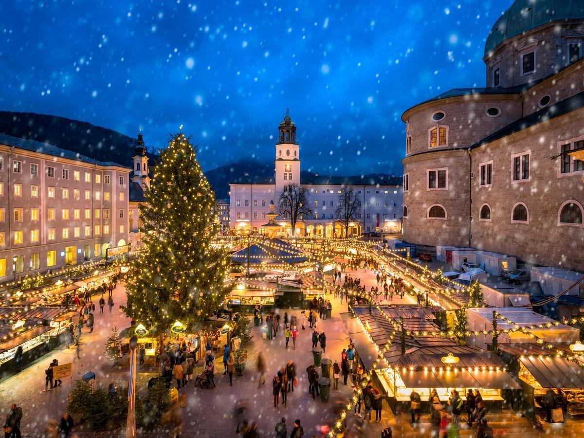 Der Hundeweihnachtsmarkt. Salzburger Christkindlmarkt auf dem Domplatz im Winter.