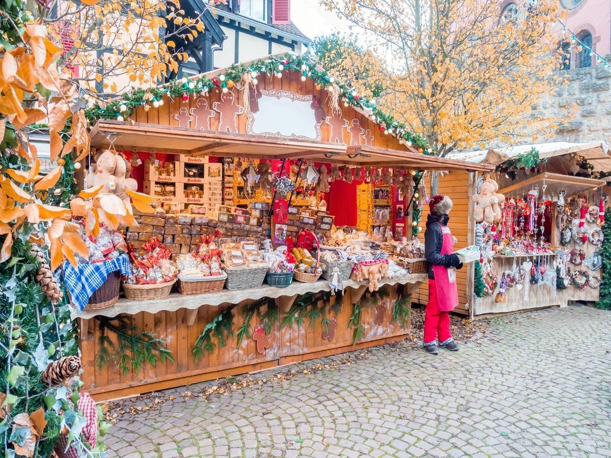 Der Hundeweihnachtsmarkt. Weihnachtsmarkt in Eguisheim, Elsass, Frankreich.