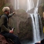 Avonturierspaar dichtbij Ouzoud-waterval in Marokko.