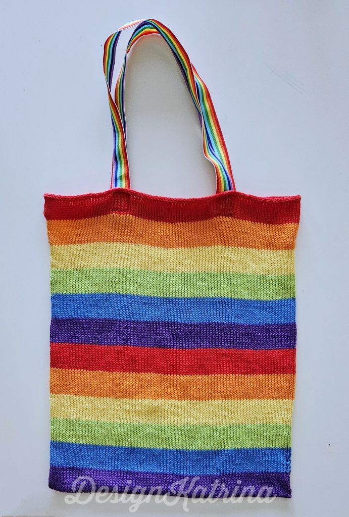 Stickad regnbågspåse pridepåse, copyright DesignKatrina.se 
Knitted Ranbowbag pridebag, copyright DesignKatrina.se 