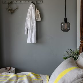 Prolonging the summer feeling at home with linen bedding