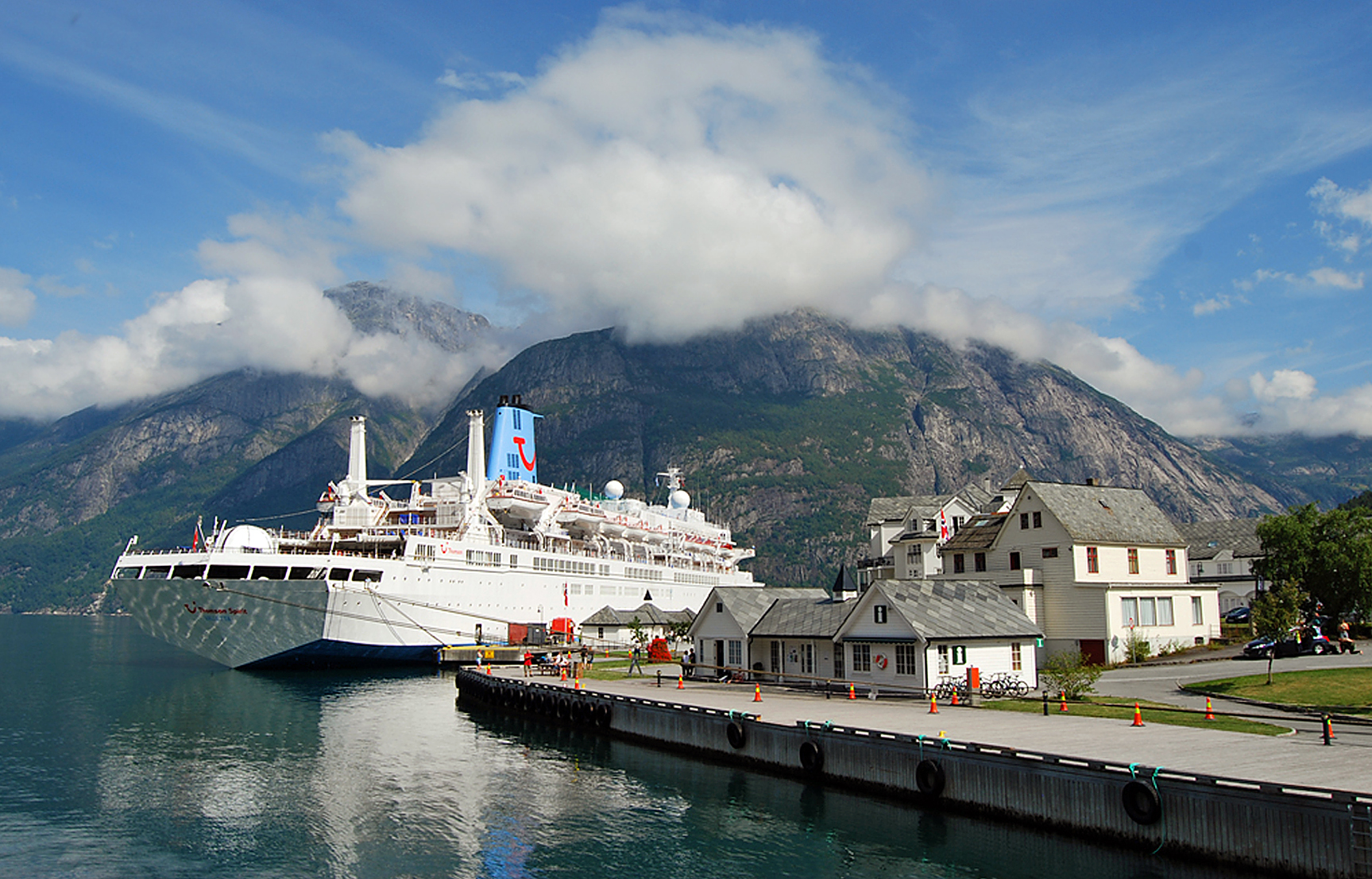 Denna bild har ett alt-attribut som är tomt. Dess filnamn är Eidfjordbåtvitahus2017.jpg