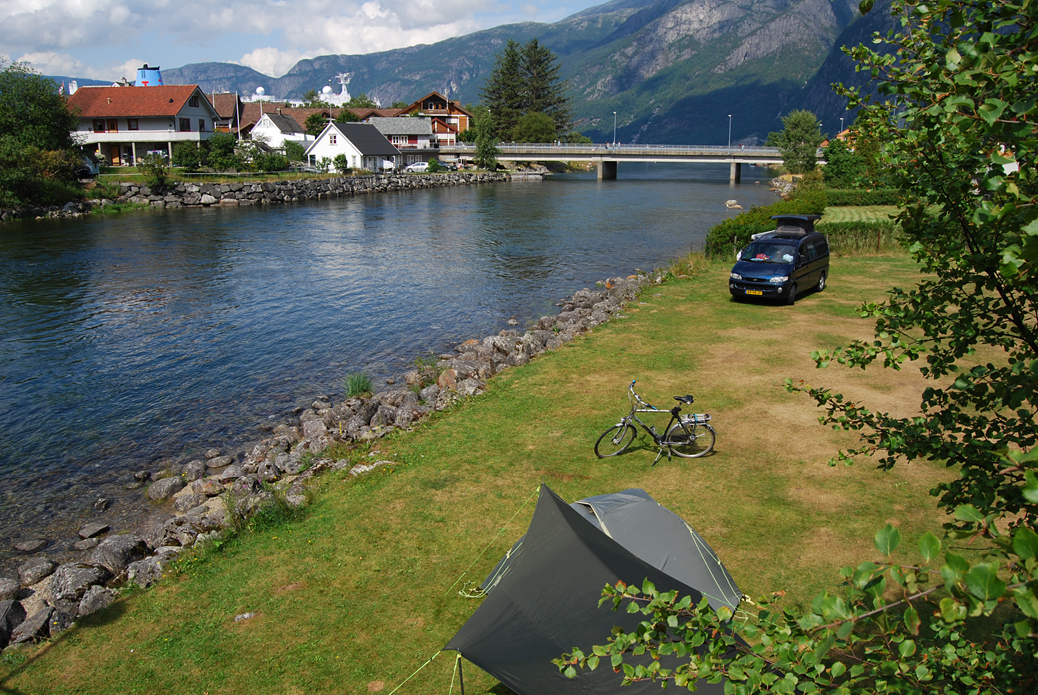 Denna bild har ett alt-attribut som är tomt. Dess filnamn är Eidfjordcampingplats.jpg