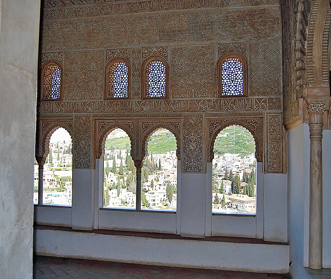 Denna bild har ett alt-attribut som är tomt. Dess filnamn är Alhambrafönsterpinjeträd2.jpg