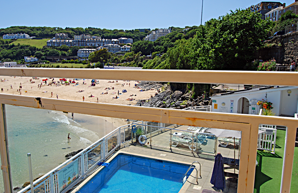 Denna bild har ett alt-attribut som är tomt. Dess filnamn är 2020StIveshotellstrandpool.jpg