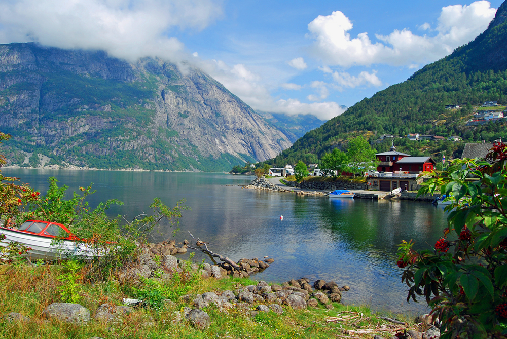 Denna bild har ett alt-attribut som är tomt. Dess filnamn är 2020Eidfjordbrunthusekahela-1.jpg