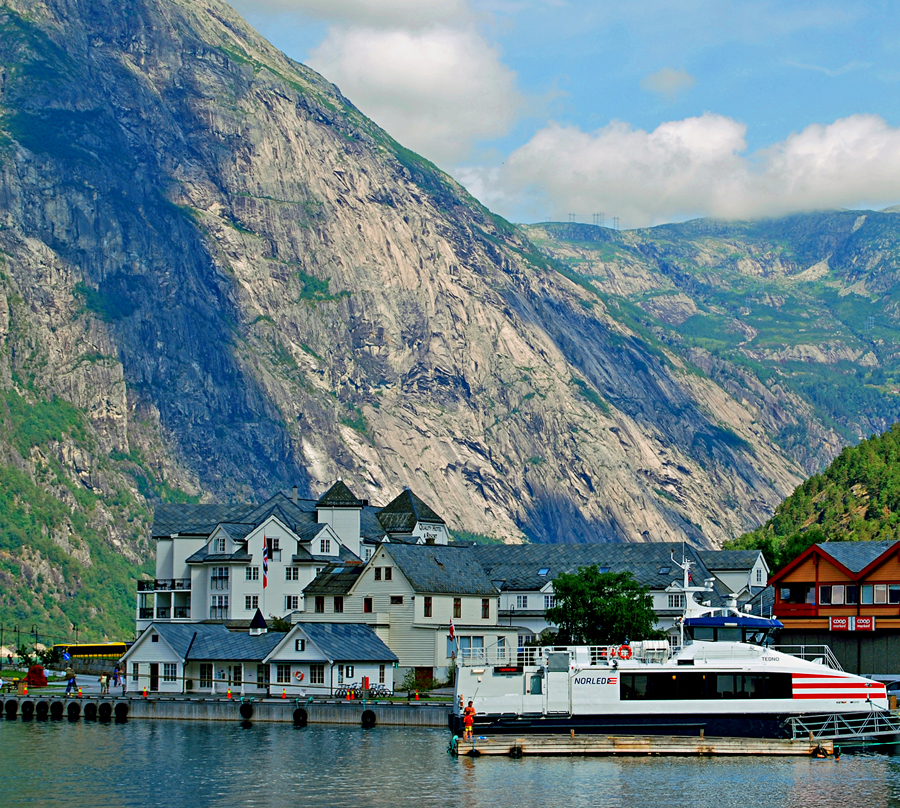 Denna bild har ett alt-attribut som är tomt. Dess filnamn är 2020Eidfjordhamnen2019.jpg