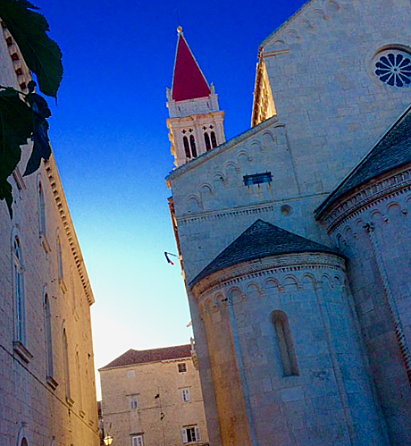 Denna bild har ett alt-attribut som är tomt. Dess filnamn är Trogirkyrkatorg.jpg
