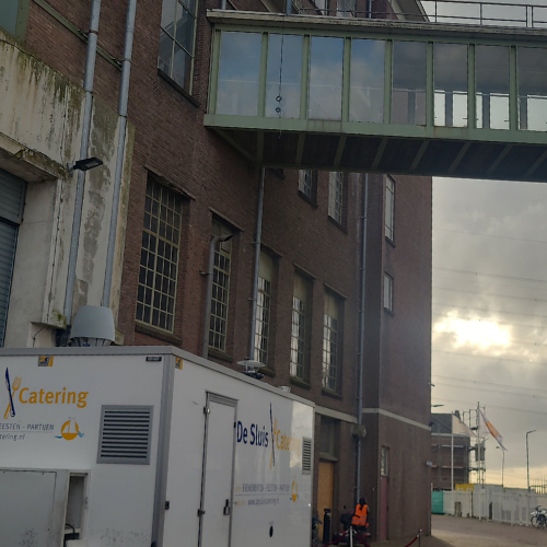 frietwagen van de sluis catering bij fabriek in tilburg