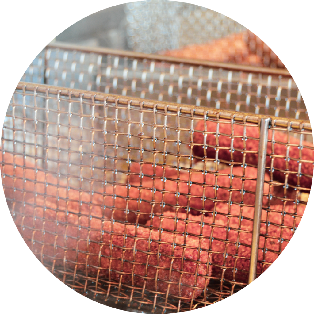 kroketten bij frietwagen huren in goirle in een frietmandje van de sluis catering