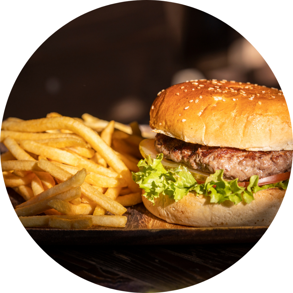 hamburger met friet bij frietwagen huren in breda met de sluis catering