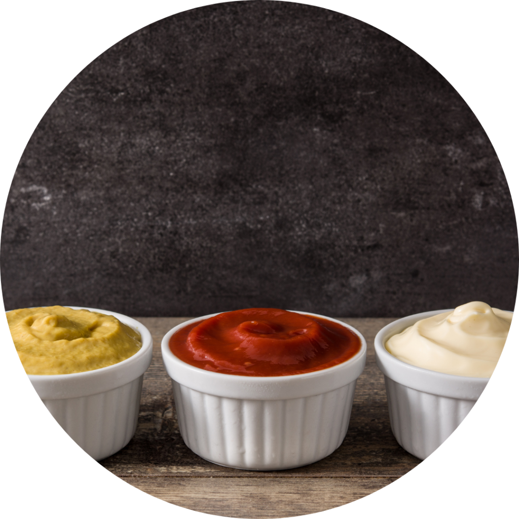 sauzen mosterd ketchup en mayonaise in een frietkar van de sluis catering