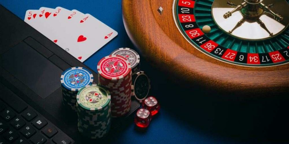 Viser en roulette og stakke med chips - Ludomani & Spilafhængighed