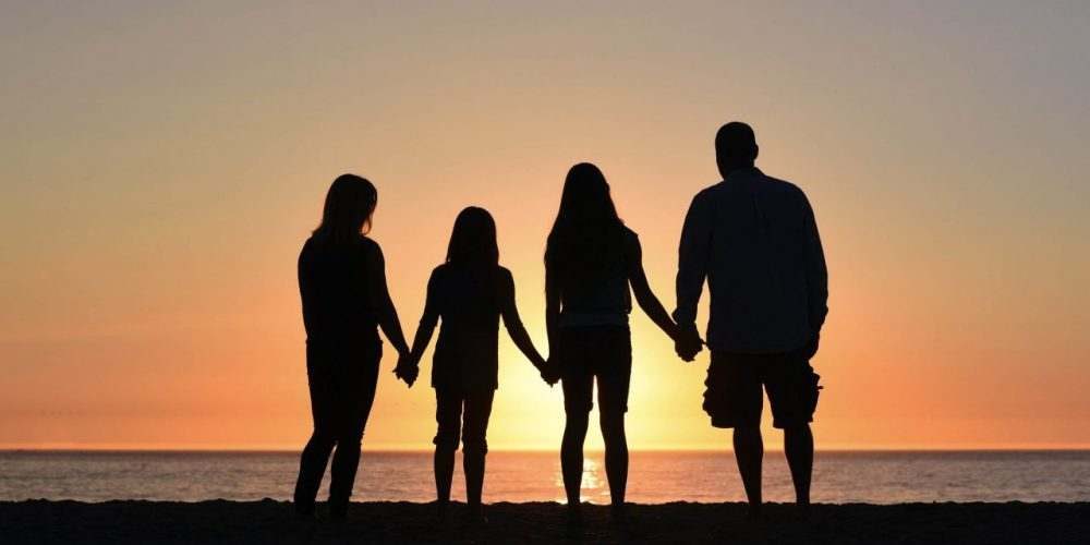 viser en familie der står i en solnedgang Pårørende familiesygdom Afhængighed Venskaber, arbejde, børn forældreforhold kærlighedsliv ægteskab misbrugerens