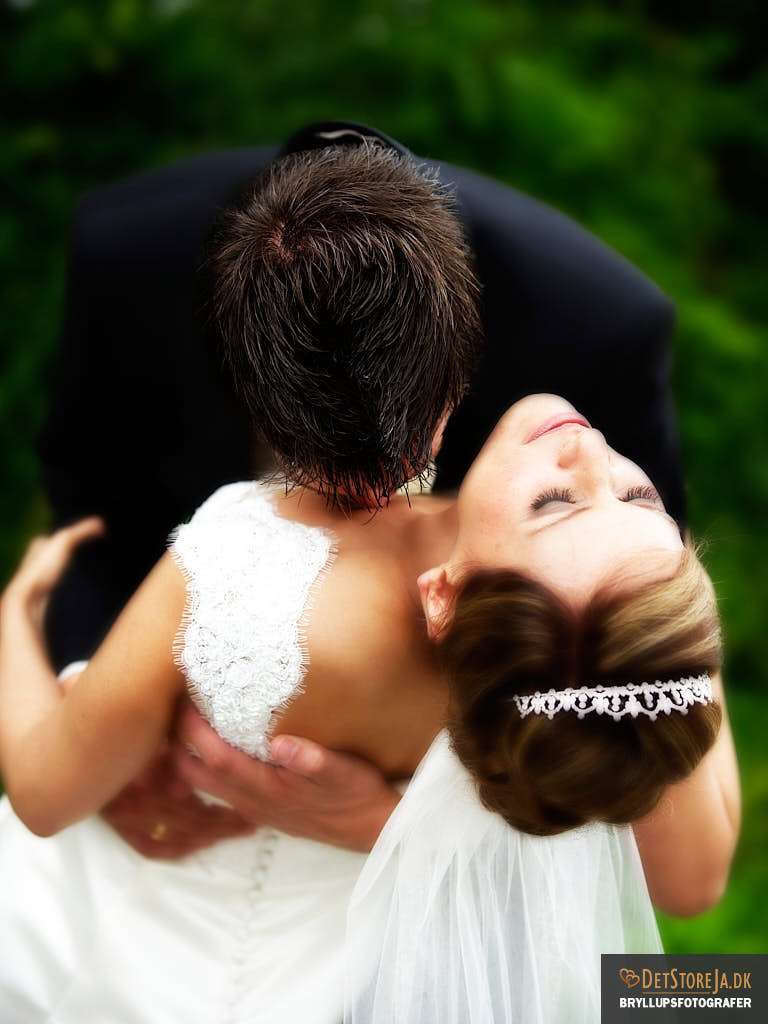 bryllupsfotograf haderslev brud kysses på brystet bryllupsfotografer
