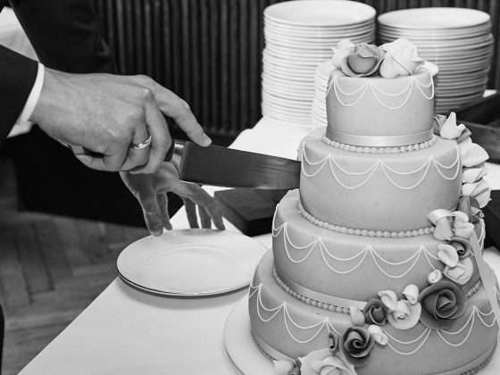 bryllup reception kageskæring