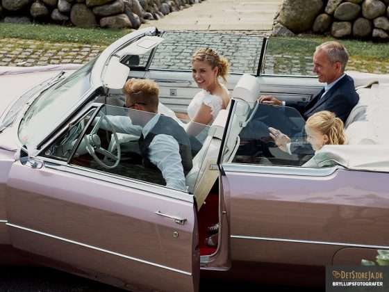 fotograf til bryllup brud ankommer i stor amerikanerbil