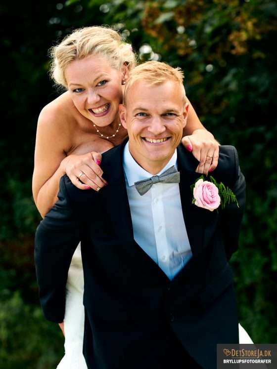 bryllupsfotograf oestjylland brud hopper op på ryggen af gom
