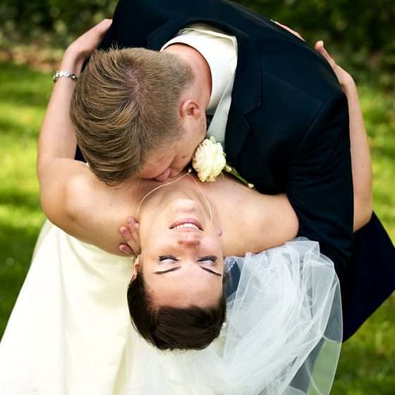 fotograf til bryllup brud kysses på halsen