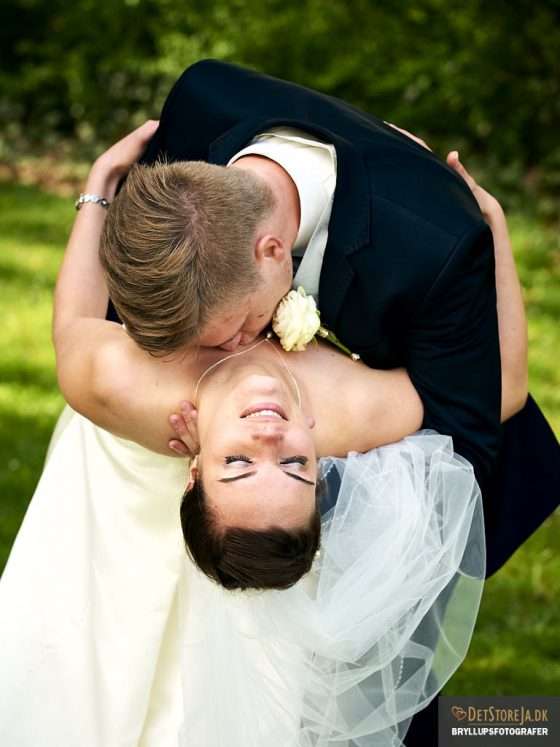 fotograf til bryllup brud kysses på halsen