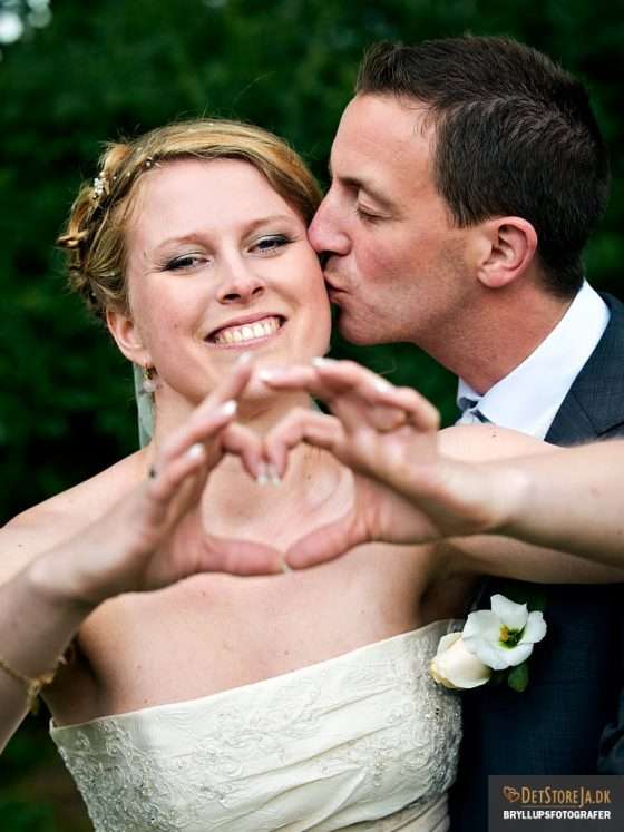 bryllupsfotograf brud former hjerte med hænderne
