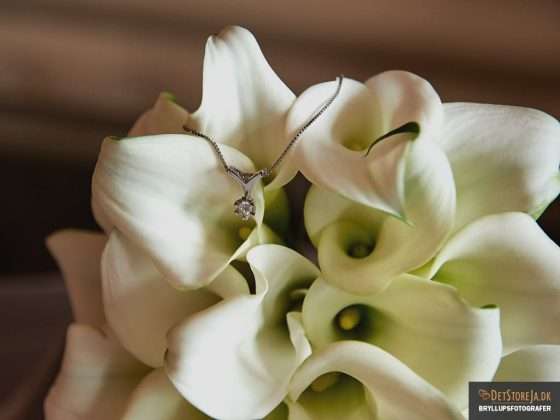 bryllupsfotograf brudens halssmykke i blomst