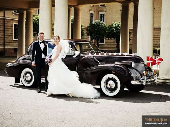 bryllupsfotograf brudepar flot klassisk bil
