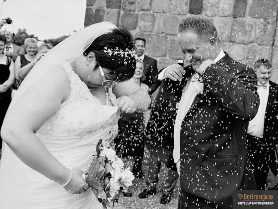 bryllup fotograf brudepar overkastes med ris