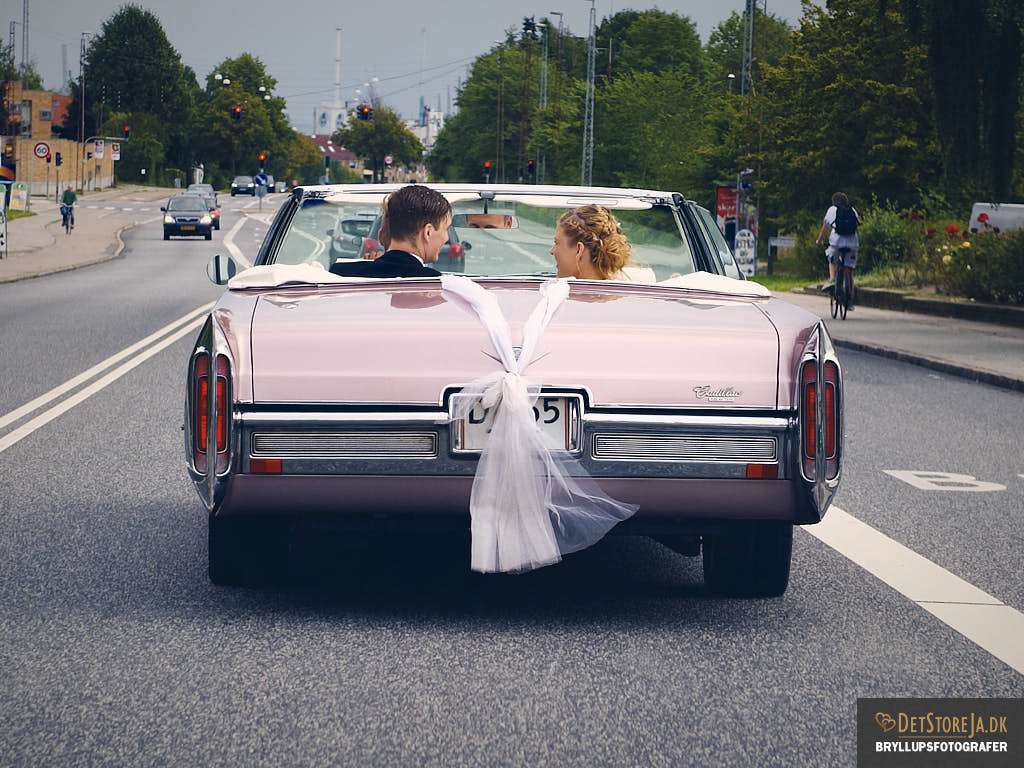 fotograf til bryllup brudepar pink cadillac