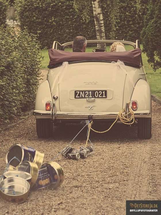 bryllupsbillede brudepars bil med kagedåser