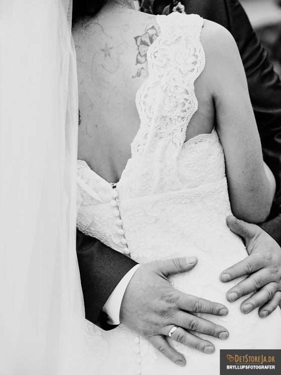 bryllupsbillede bryllupsfotografer detalje af ryg på brudekjole