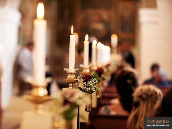 bryllupsbillede detalje fra kirke lys