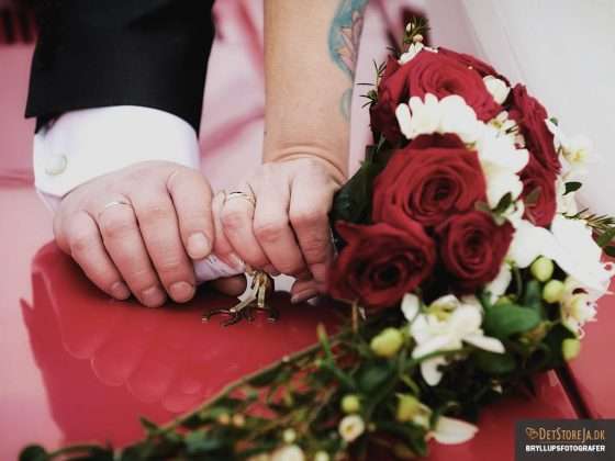 bryllupsfotograf detaljebillede af brudepars hænder og buket
