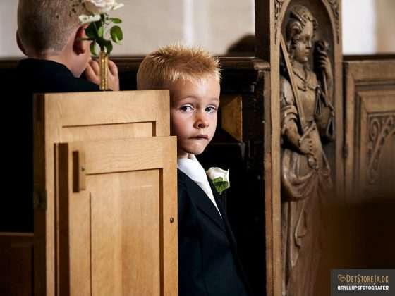 fotograf i kirken dreng keder sig under vielse