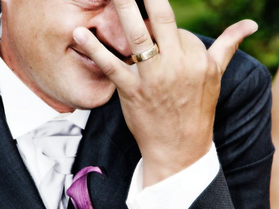 bryllupsbillede gom viser sin ring