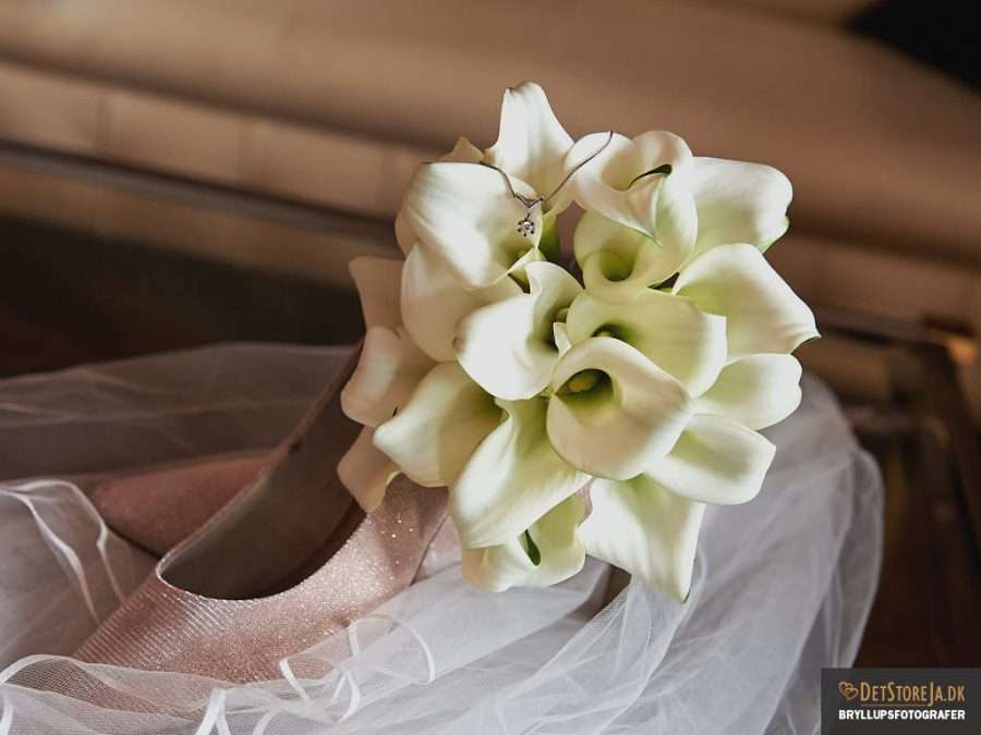 bryllupsfotograf halssmykke blomst brudesko