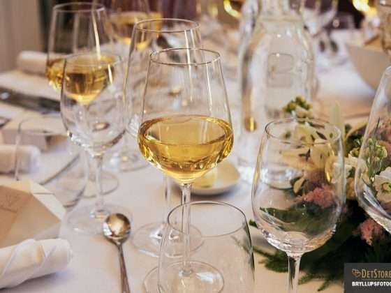 bryllup hvidvin i glas borddækning