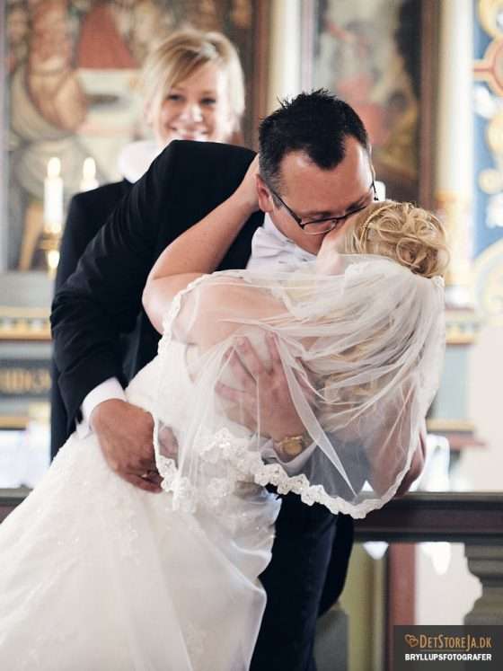 bryllupsfotograf kys under vielsen