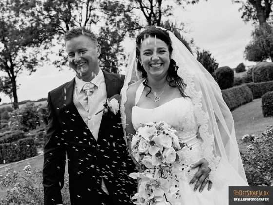 fotograf til bryllup riskast grinende brudepar