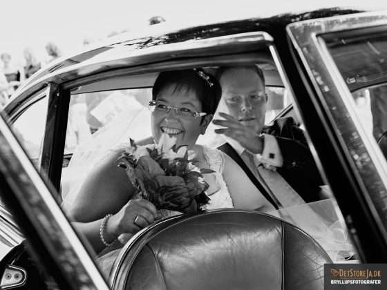 bryllupsfotograf smilende brud i bil