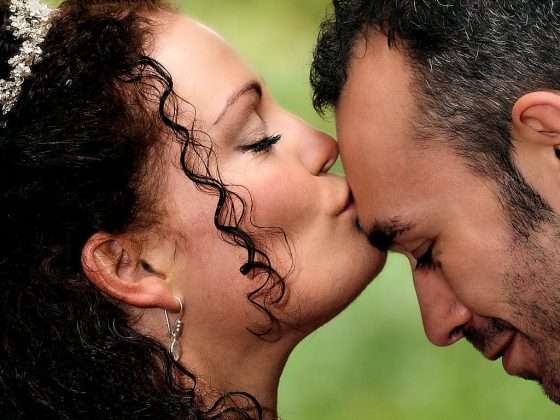 bryllupsfotograf smuk brud kysser sin gom på panden