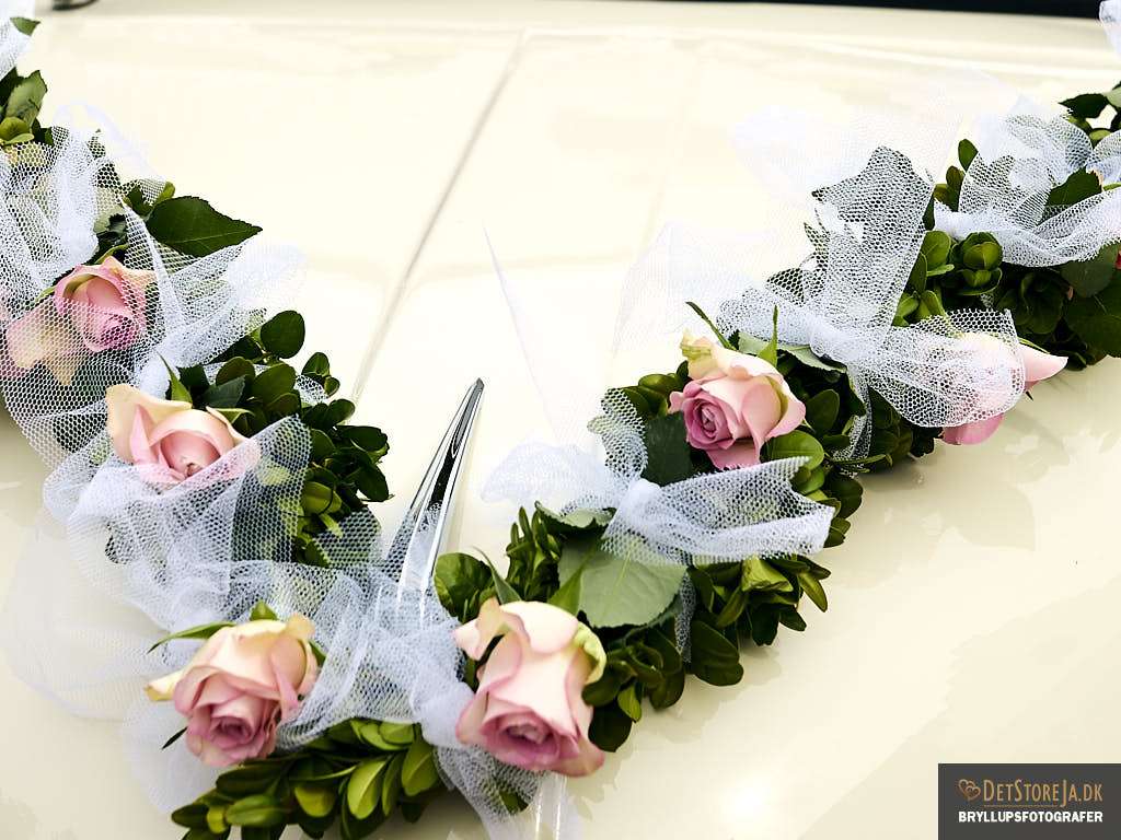 bryllupsbillede smukt pyntet bil med blomster