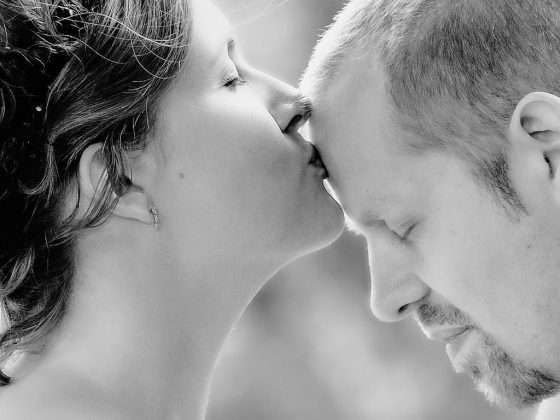 bryllupsfotograf oestjylland brud kysser sin gom på panden